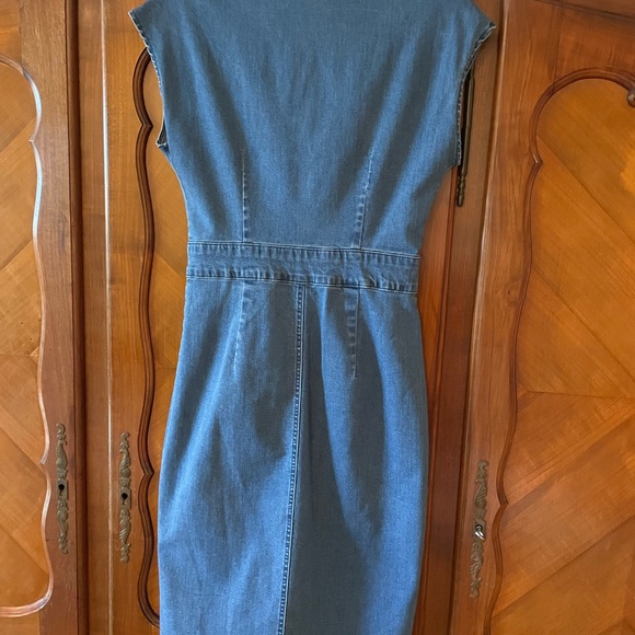 Alecia Admor denim form fitting midi dress with plunge neckline Size Small - Picture 3 of 9